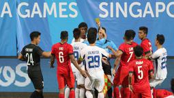 Pelanggaran keras pemain Filipina sempat membuat pemain-pemain Singapura terpancing emosinya. (Bola.com/Arief Bagus)