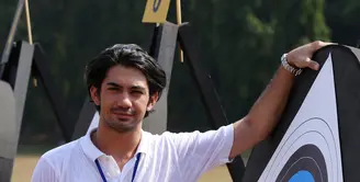 Aktor Indonesia, Reza Rahadian, kembali memerankan tokoh penting Indonesia. Kali ini dalam film '3 Srikandi', Reza berperan sebagai pelatih atlet panahan Indonesia, Donald Pandiangan. (galih W. Satria/Bintang.com)