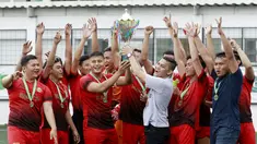 Bhara FC keluar sebagai juara turnamen Bola Sunday League. Mereka menjadi kampiun setelah mengalahkan Bina Karya FC dalam partai final yang berlangsung di Sabnani Park, Tangerang Selatan, Banten, Minggu (4/9/2022). (Bola.com/M Iqbal Ichsan)