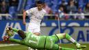 Gelandang Real Madrid, James Rodriguez, berusaha membobol gawang Deportivo pada laga La Liga Spanyol. Madrid kalah satu angka dari Barcelona yang berhasil menjadi juara. (AFP/Miguel Riopa)