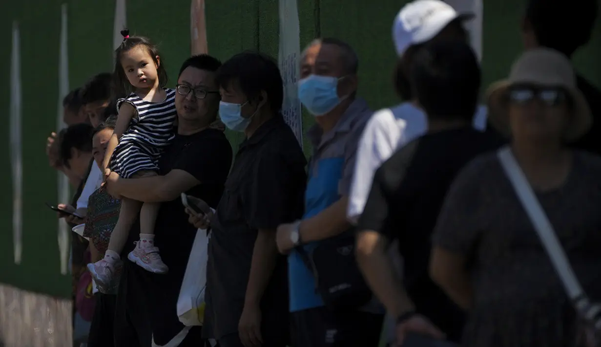 <p>Warga berdiri di tempat teduh saat menunggu bus di hari yang terik di Beijing, China, 10 Juli 2023. Para pemberi kerja di sebagian besar China diperintahkan untuk membatasi pekerjaan di luar ruangan karena suhu yang sangat panas saat negara itu berjuang melawan panas, banjir, dan kekeringan. (AP Photo/Andy Wong)</p>