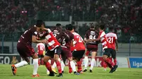 Duel Madura United vs PSM di Stadion Gelora Bangkalan, Bangkalan, Senin (29/10/2018). (Bola.com/Abdi Satria)