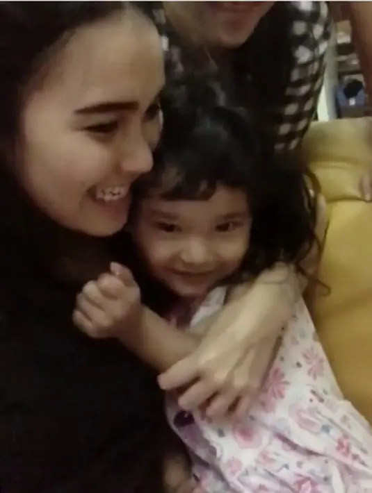 "Happy birthday anakku tersayang Bilqis Khumairah Razak semoga bilqis sehat selalu, panjang umur, banyak rezeki, jadi anak yg pinter, sholeha, smg apa yg iqis cita”kan tercapai nak y n bisa membanggakan bunda amin....." tulis Ayu.(Instagram/ayutingting92)