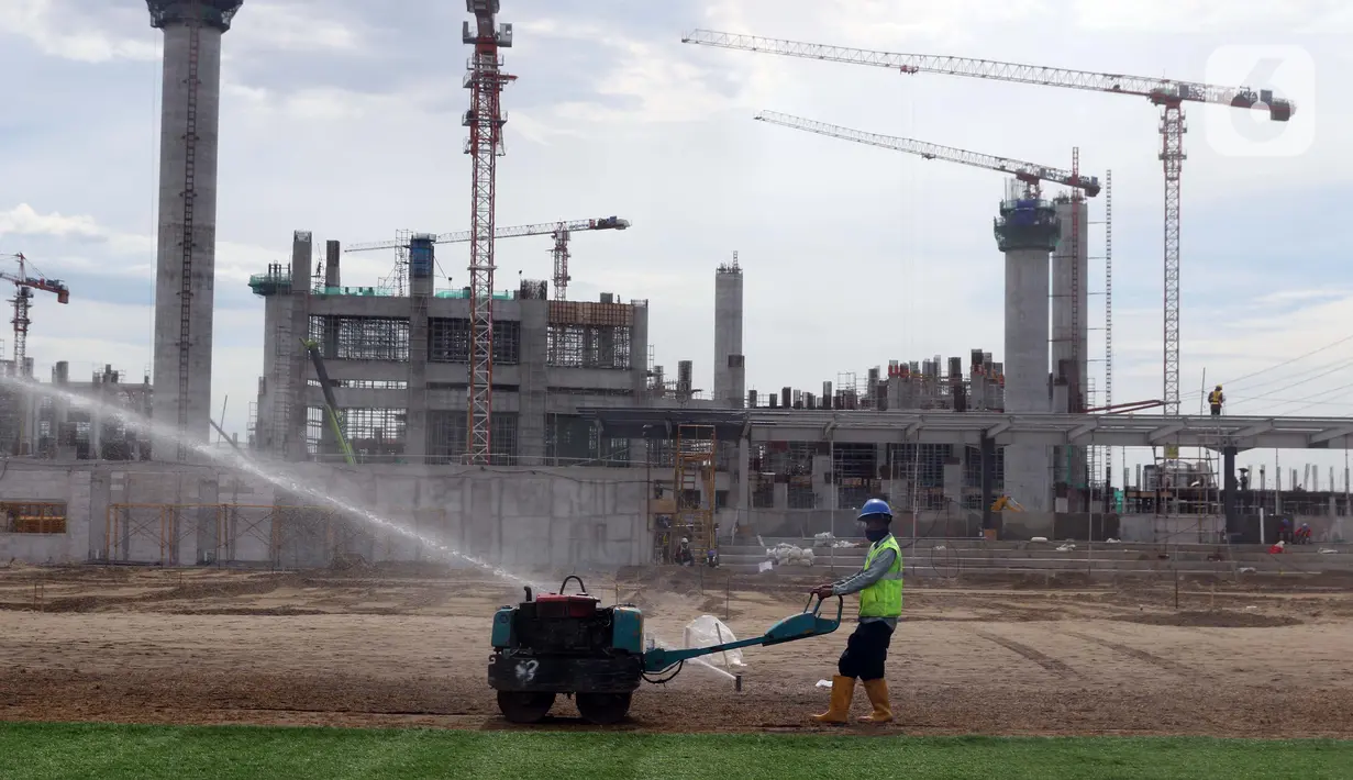 Pekerja melakukan perataan tanah di area lapangan latih Jakarta International Stadium, Jumat (23/10/2020). Nantinya lapangan latihan ini akan ditumbuhi rumput hybrid, yang memiliki komposisi 5 persen rumput sintetis dan 95 persen natural berjenis Zoysia Matrella. (Liputan6.com/Helmi Fithriansyah)