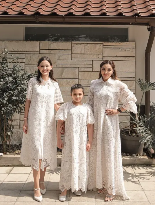 Dengan dress putih bermaterial lace, Arsy juga tampak begitu elegan. [Foto: Instagram/ Arsy Hermansyah]