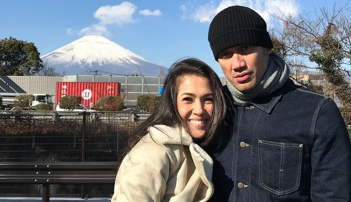 Aktor Tora Sudiro berfoto bersama istrinya, Mieke Amalia saat liburan keluarga di Jepang. Seperti pasangan muda, saat liburan Tora dan Mieke juga tidak lupa mengabadikan momen romantis mereka berdua sebagai suami-istri. (instagram.com/t_orasudi_ro)