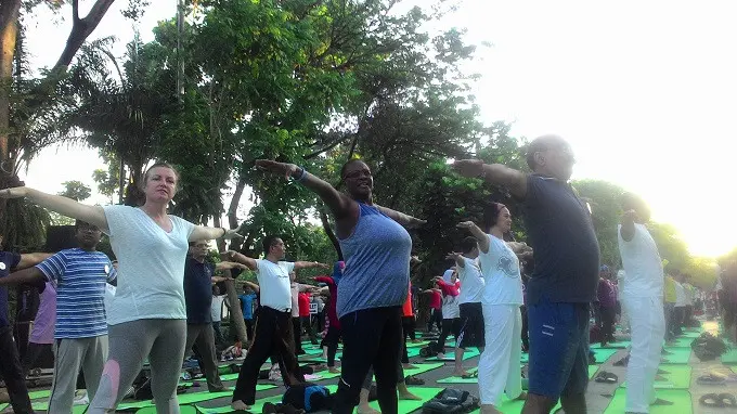 Eshila Maravanyika (tengah) selaku perwakilan dari PBB sedang melakukan gerakan yoga (/Teddy Tri Setio Berty)