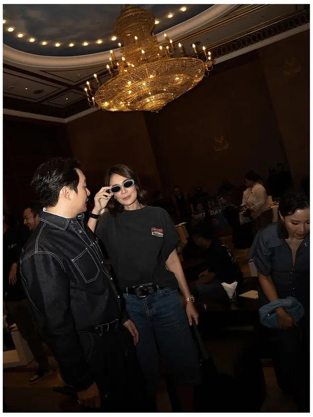 8 Potret Artis di Ultah Suami Ayu Dewi, Tampil Stylish Bertema 'Music Fest'