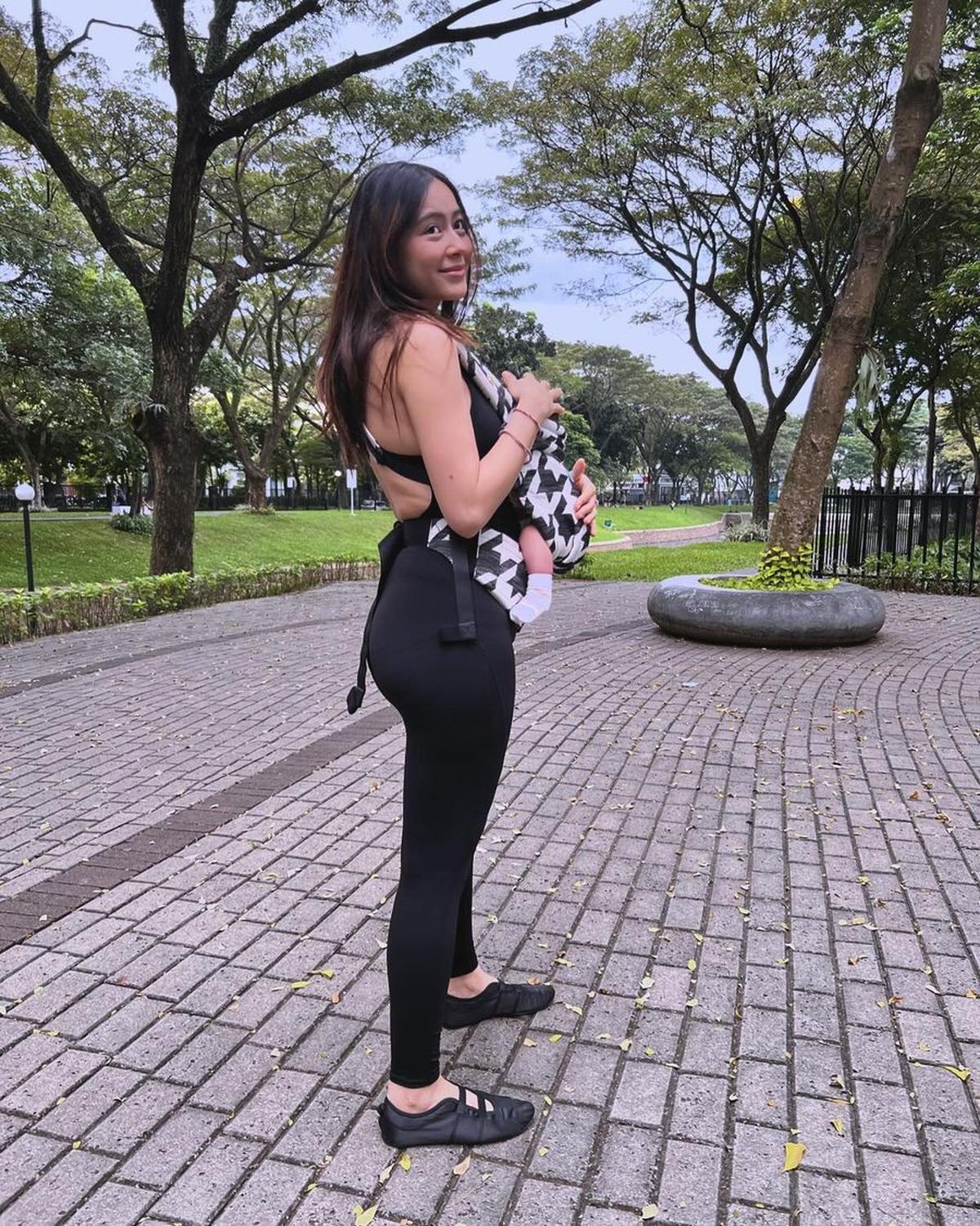 Laura berhasil mencapai body goals-nya yang membuatnya kembali langsing setelah melahirkan. Tidak hanya itu, ia juga terlihat semakin awet muda.<br>