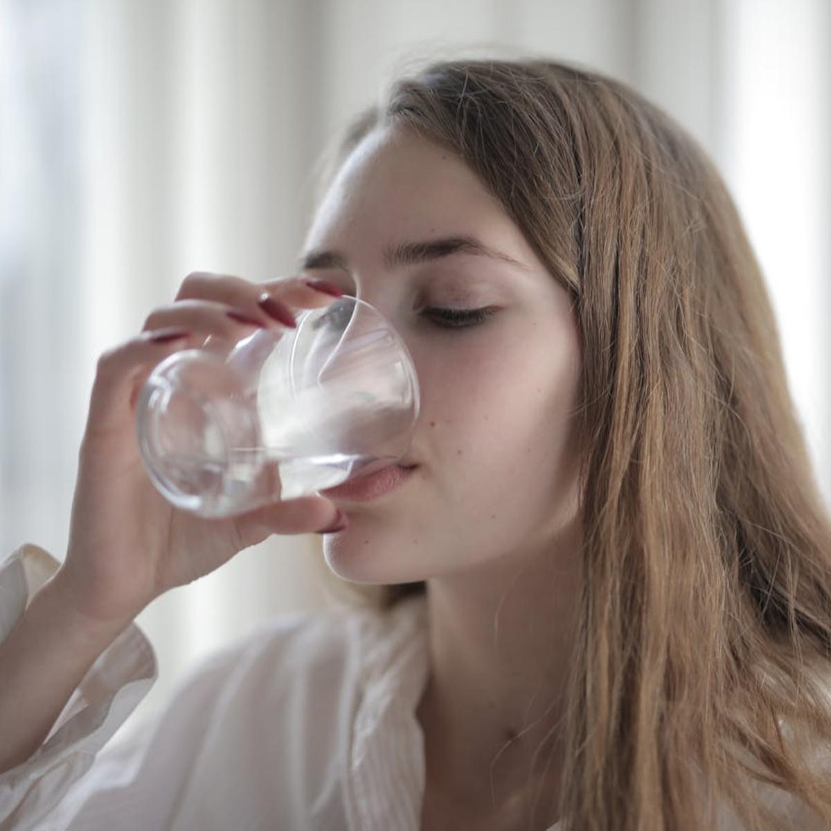 Ilustrasi Minum Air