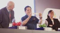 Ketua Inasgoc, Erick Thohir saat melakukan pengundian cabor sepak bola Asian Games 2018. (Inasgoc)