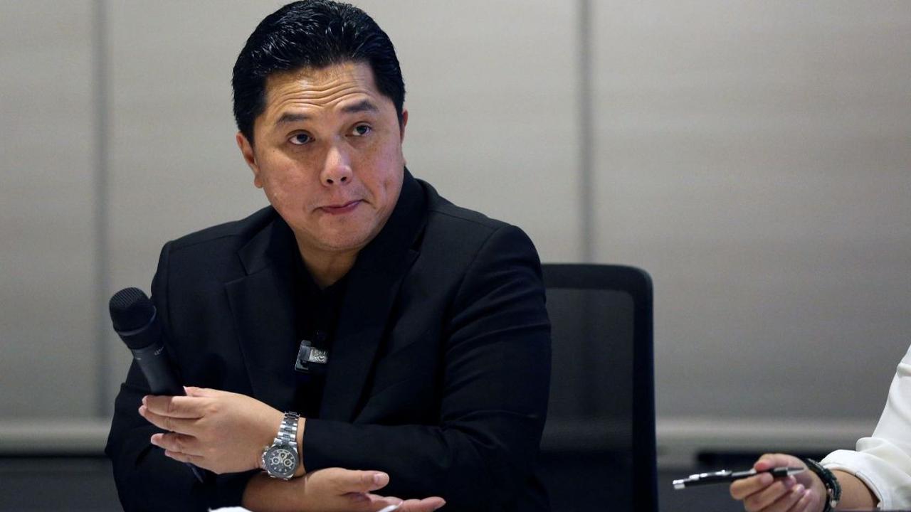 Sementara itu, Menteri BUMN Erick Thohir yang juga hadir dalam acara tersebut tertawa mendengar cerita dari Bima Arya