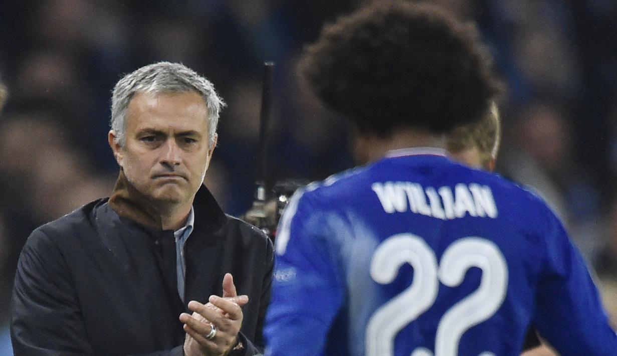 Pelatih Chelsea  Jose Mourinho memberikan tepuk tangan kepada Willian saat pada lanjutan Liga Champion Grup G di Stadion Stamford Bridge, London, Rabu (4/11/2015) dini hari. Chelsea memang 2-1. (Reuters / Toby Melville)