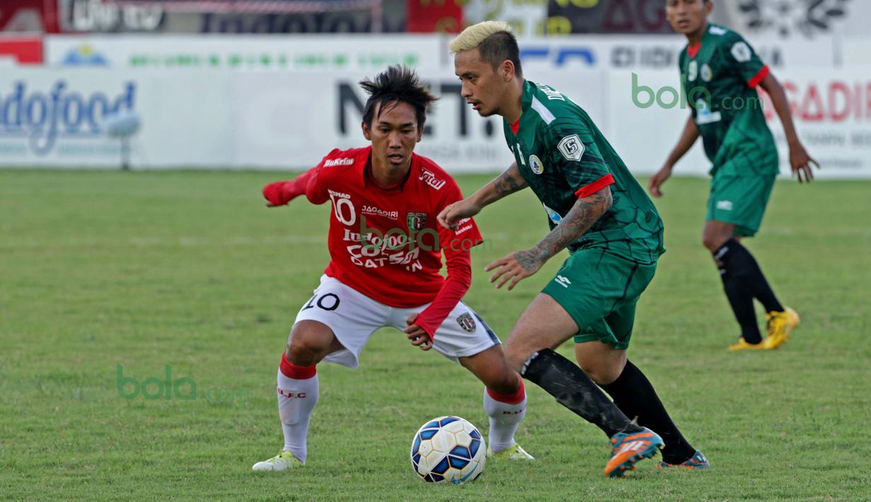 Duel Loudry dengan Mahardiga M Lasut di laga Bali United vs PSS Sleman pada turnamen sepak bola Bali Island 2016 di Stadion Gelora Samudra, Kuta Bali, Selasa (23/2/2016).  (Bola.com/Peksi Cahyo)