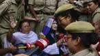Aktivis HAM India, Irom Sharmila berbicara ke media sebelum tampil dalam sidang di pengadilan Imphal, negara bagian Manipur, Selasa (9/8). Sharmila mengakhiri mogok makan menentang hukum kontroversial setelah melakukannya selama 16 tahun. (BIJU BORO/AFP)