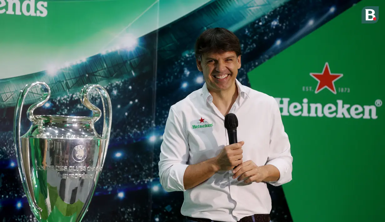 <p>Legenda Real Madrid, Fernando Morientes, hadir dalam acara bertajuk Meet The UEFA Champion League Trophy and Legends di MGP Space SCBD, Jakarta, Jumat (26/4/2024). (Bola.com/M iqbal Ichsan)</p>