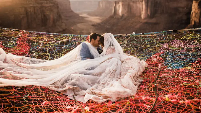 [Bintang] Nikah di Ketinggian, Foto-foto Pasangan Ini Bikin Jantung Longsor