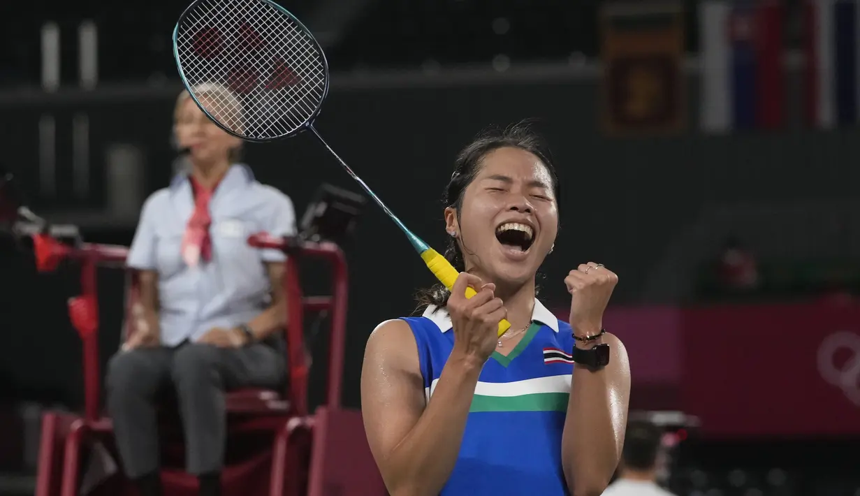 Tunggal putri Thailand, Ratchanok Intanon berselebrasi usai mengalahkan Gregoria Mariska Tunjung dari Indonesia pada pertandingan bulu tangkis tunggal putri babak 16 besar Olimpiade Musim Panas 2020 di Tokyo (29/7/2021). Mariska kalah dari Ratchanok 12-21 dan 19-21. (AP Photo/Dita Alangkara)
