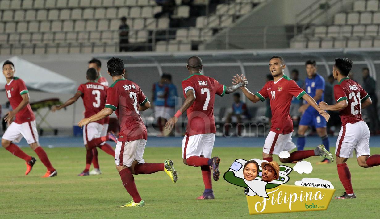 Pemain Indonesia merayakan gol yang dicetak Boaz Solossa ke gawang Thailand pada laga Piala AFF 2016 di Philippine Sports Stadium, Filipina, Sabtu (19/11/2016). Indonesia kalah 2-4 dari Thailand. (Bola.com/Nicklas Hanoatubun)
