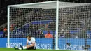 Reaksi pemain Tottenham Hotspur, Harry Kane setelah gagal mencetal gol ke gawang Leicester City pada lanjutan pertandingan Premier League di King Power Stadium, Rabu (29/11). Tottenham menyerah 1-2 di tangan tuan rumah Leicester City. (AP/Rui Vieira)