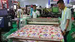 Petugas memperlihatkan hasil print satu produk saat Pameran Mesin Cetak dan Print All Pack Indonesia, All Process di Jakarta International Expo, Kemayoran, Jakarta, Rabu (5/10). (Liputan6.com/Angga Yuniar)