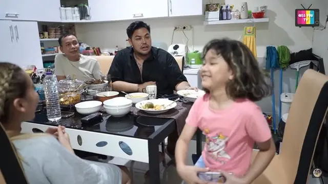 6 Potret Kedekatan Ivan Gunawan dan Keluarga Ayu Ting Ting, Kompak Bareng Ayah Rozak