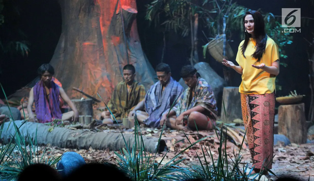 Maudy Koesnaedi memainkan teater bertajuk Beralas Bumi, Beratap Langit di Gedung TVRI, Jakarta, Jumat (27/9/2019). Teater tersebut menceritakan tentang kekayaan alam dan budaya Orang Rimba di Taman Nasional Bukit Dua Belas, Jambi disutradarai Wawan Sofwan. (Liputan6.com/Faizal Fanani)