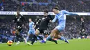 Pemain Manchester City Jack Grealish (kanan) mencoba melepaskan tembakan ke gawang melewati pemain Fulham Neco Williams pada pertandingan sepak bola putaran keempat Piala FA di Etihad Stadium, Manchester, Inggris, 5 Februari 2022. Manchester City menang 4-1. (AP Photo/Jon Super)