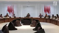 Presiden Joko Widodo memimpin Rapat Terbatas Evaluasi Proyek Strategis Nasional di Kantor Presiden, Jakarta, Senin (16/4). Jokowi mengatakan proyek strategis nasional yang mulai dikerjakan pada 2018 agar segera dieksekusi. (Liputan6.com/Angga Yuniar)