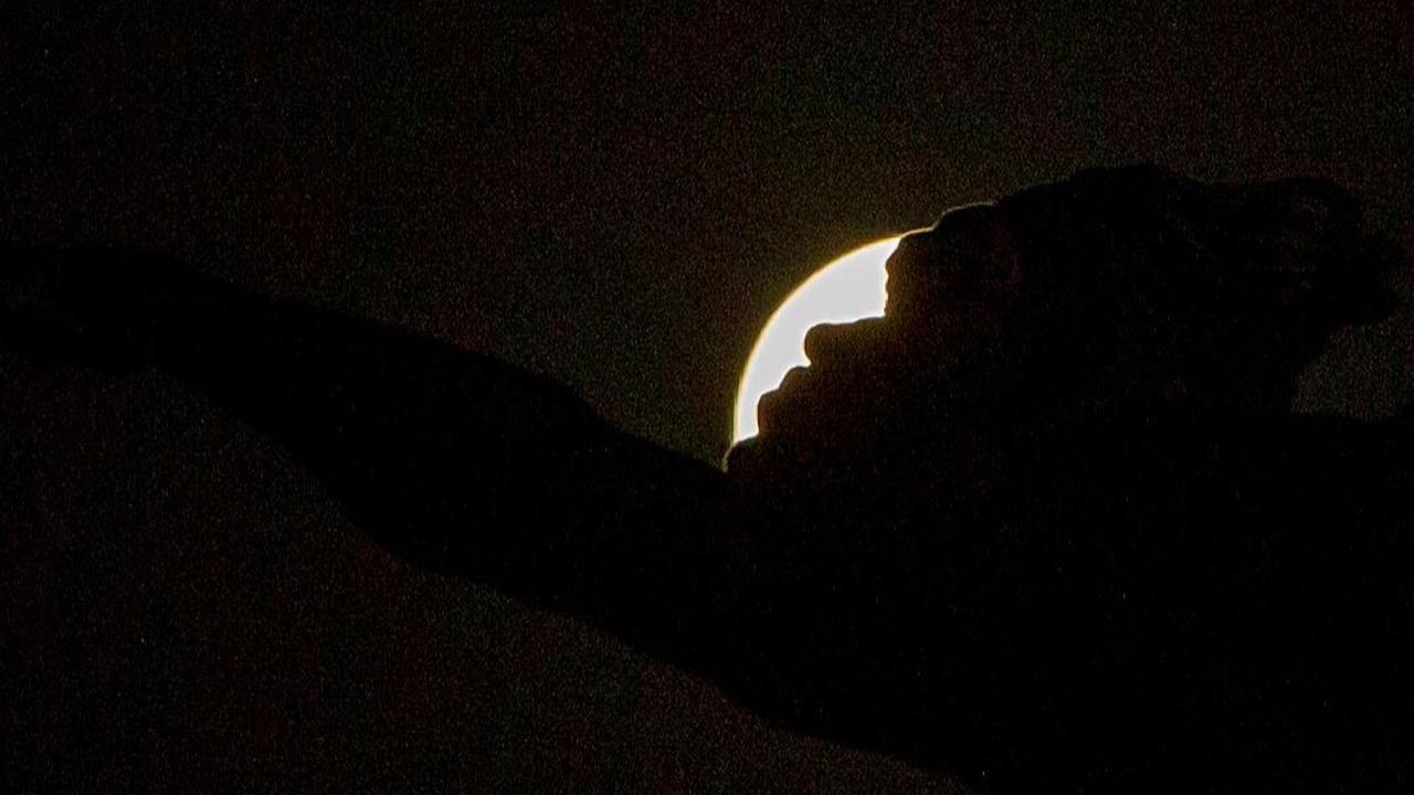 Dikutip dari Space, Supermoon merupakan fenomena alam di langit berupa penampakan bulan purnama yang lebih besar dari biasanya yang terjadi bertepatan dengan jarak terdekat dengan Bumi.