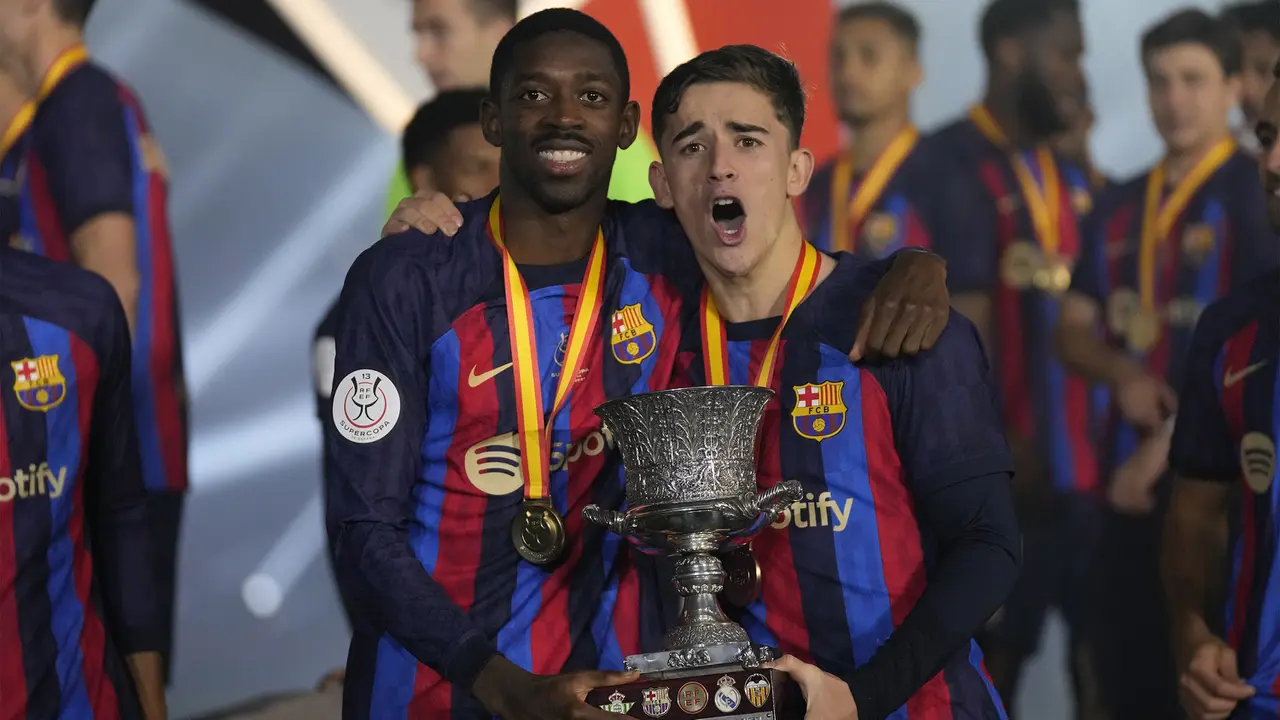 Foto: Girangnya Pemain Barcelona Setelah Raih Trofi Supercopa de Espana