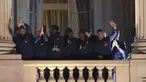 Pemain Prancis, Olivier Giroud, Antoine Griezmann, Kylie Mbappe dan rekan setimnya melambai di balkon Hotel Crillon, di Paris, Senin, 19 Desember 2022. Prancis yang gagal mempertahankan gelar Piala Dunia tetap mendapat sambutan para suporter ketika tiba di Paris pada Senin (19/12) malam waktu setempat. (AP Photo/Francois Mori)