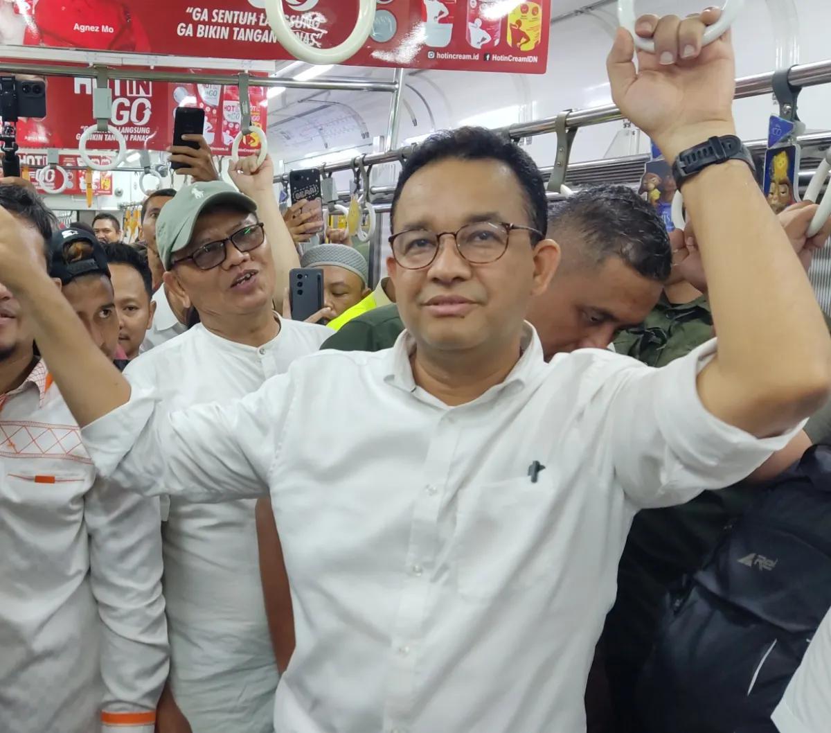 Sampai teriakan "Anies Presiden" disuarakan para pendukungnya. Kemudian, Anies naik kereta yang menuju Jakarta Kota. Dia berniat berhenti di Stasiun Tanjung Barat.