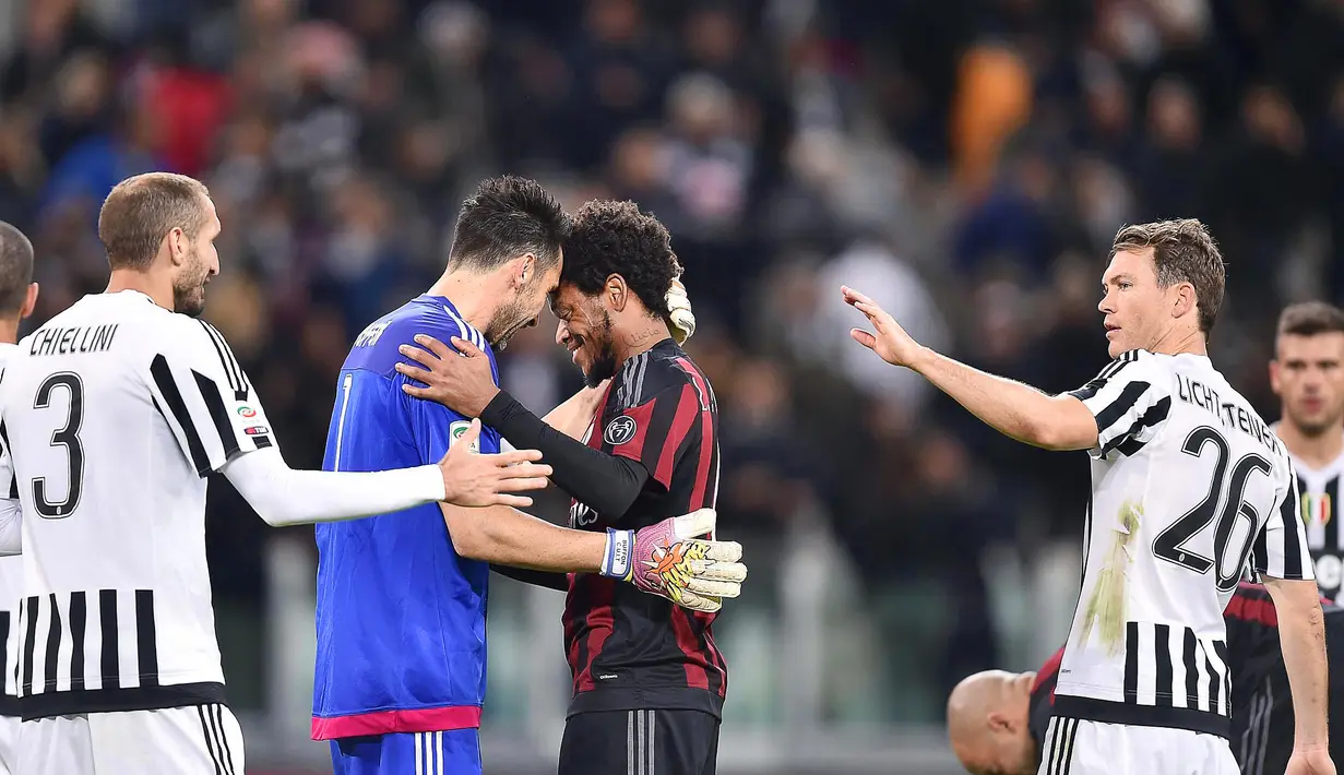 Kiper Juventus, Gianluigi Buffon (kiri), berpelukan dengan pemain Milan, Luiz Adriano, seusai bertanding dalam lanjutan Serie A Italia di Stadion Juventus, Minggu (22/11/2015) dini hari WIB. (EPA/Alessandro di Marco)