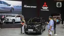 Pengunjung GIIAS 2024 bisa dapat langsung bertualang melihat-lihat Mitsubishi All New Triton dan New Pajero Sport yang dipamerkan di panggung utama booth Mitsubishi Motors. (Liputan6.com/Angga Yuniar)