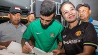 Suporter Timnas Indonesia, Lisa Pasyah, berkaca-kaca saat meminta tanda tangan dari gelandang Timnas Indonesia, Stefano Lilipaly, di Hotel Lor In, Jawa Barat, Jumat (2/12/2016). (Bola.com/Vitalis Yogi Trisna)