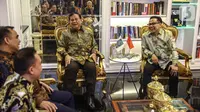 Ketua Umum PKB Muhaimin Iskandar (kanan) berbincang dengan Ketua Umum Gerindra Prabowo Subianto (kiri) di DPP PKB, Jakarta, Senin (14/10/2019). Kedatangan Prabowo ke DPP PKB dalam rangka silaturahmi dengan Muhaimin. (Liputan6.com/Faizal Fanani)
