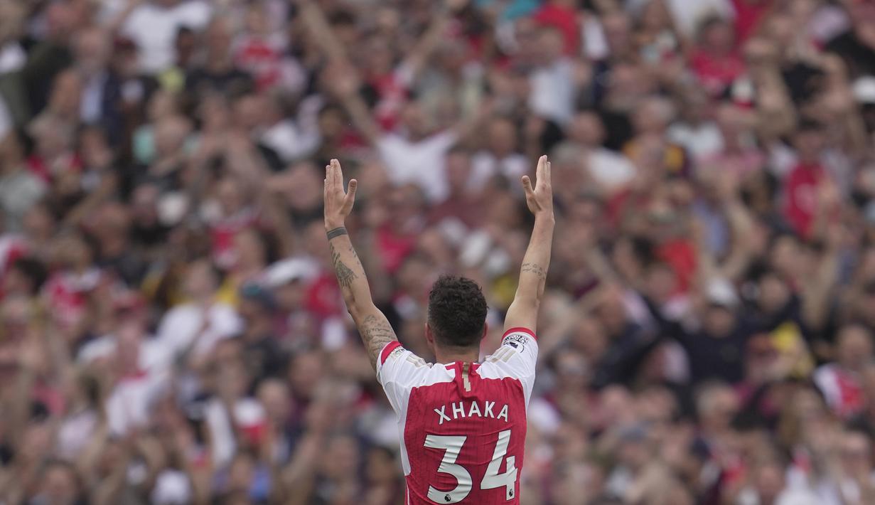Selebrasi pemain Arsenal Granit Xhaka setelah mencetak gol ke gawangWolverhampton Wanderers  dalam laga pamungkas English Premier league 2022/2023 yang berlangsung di Emirates Stadium, Minggu (28/5/2023). Xhaka mencetak brace ke gawang Wolverhampton dalam tempo empat menit. (AP Photo/Kin Cheung)