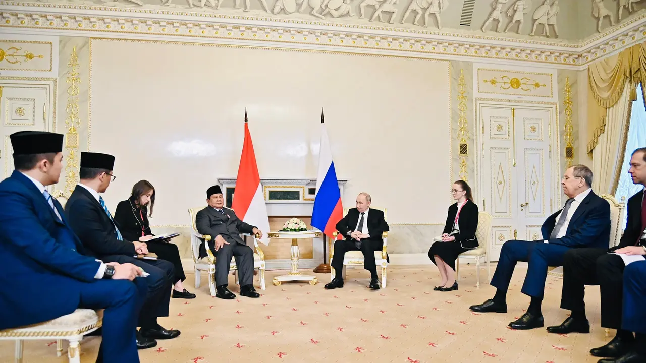 Sekretaris Kabinet Teddy Indra Wijaya (kiri) dan Presiden Prabowo Subianto bertemu Presiden Rusia Vladimir Putin di Istana Constantine atau Konstantinovsky, St Petersburg, Rusia, Kamis 19 Juni 2025 (Istimewa)