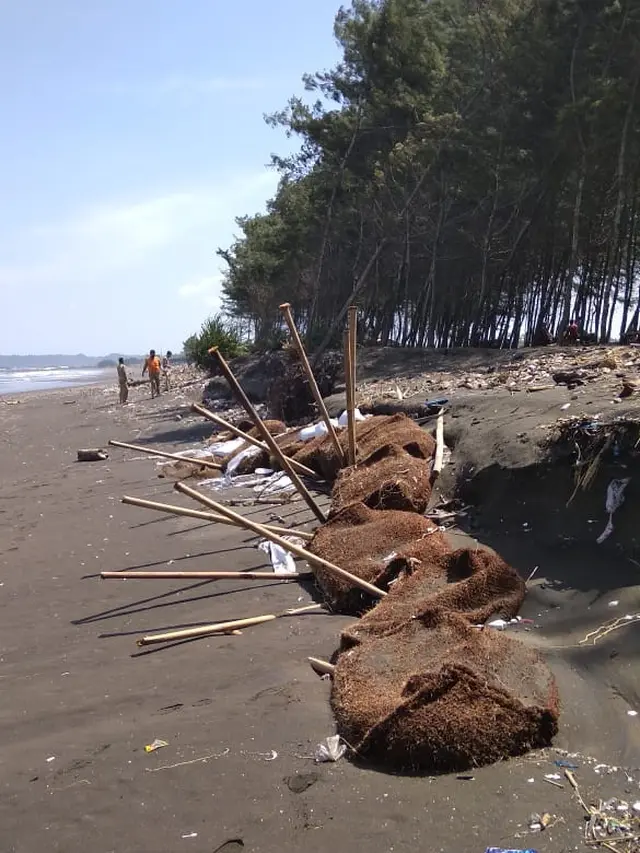 Gelombang tinggi mengakibatkan tanggul penahan ombak di pantai Cilacap, Jawa Tengah rusak dan kritis. (Foto: Liputan6.com/BPBD Cilacap)