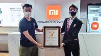 Penyerahan penghargaan MURI kepada Country Director Xiaomi Indonesia, Alvin Tse.Dok: Xiaomi Indonesia