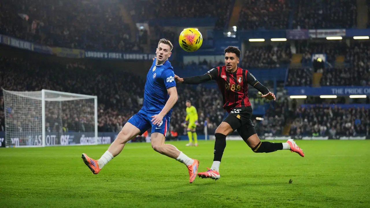 Pemain Chelsea, Liam Delap (kiri), berebut bola dengan pemain Bournemouth, James Hill