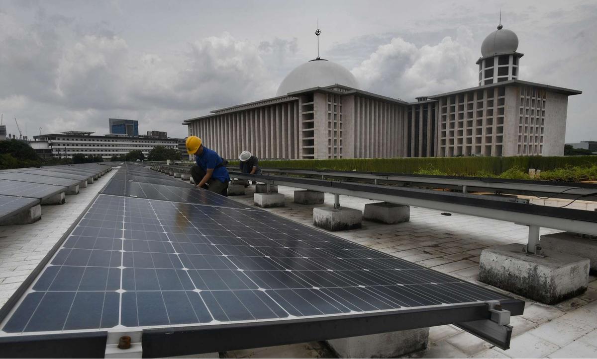 PLTS Atap di Masjid Istiqlal