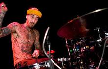 Drummer Blink 182 beraksi seolah akan mati!