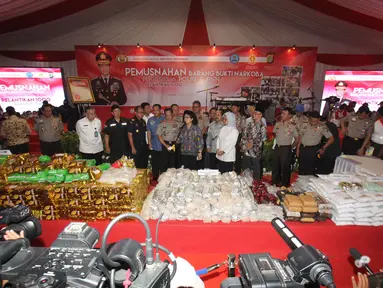 Menteri Kesehatan Nila F Moeloek didampingi Kapolri Jenderal Tito Karnavian memberi keterangan saat saat pemusnahan narkoba di Garbage Plant, Bandara Soekarno-Hatta, Tangerang, Selasa (15/08). (Liputan6.com/Helmi Afandi)