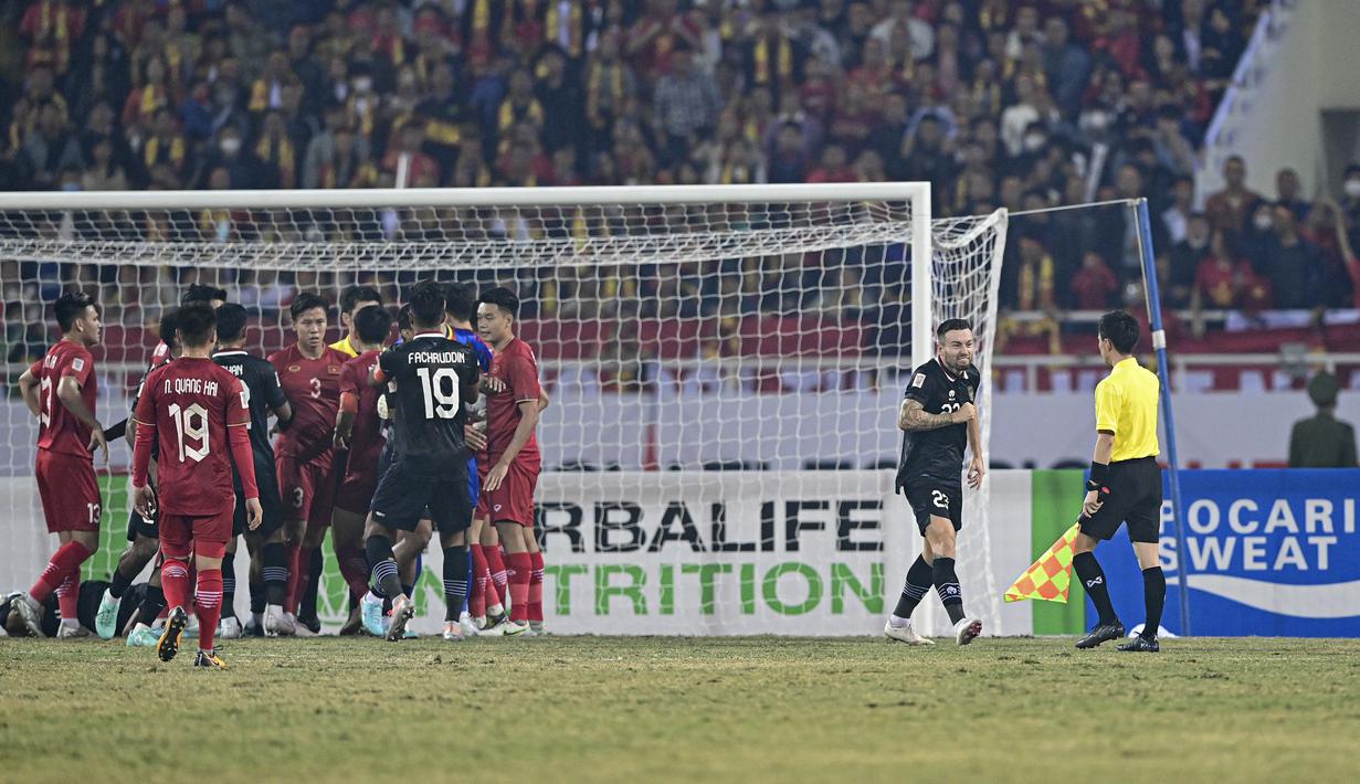 Pemain Timnas Indonesia Marc Klok (kanan) melakukan protes ke hakim garis usai Dendy Sulistyawan dijatuhkan pemain Vietnam di dalam kotak penalti saat laga leg kedua semifinal Piala AFF 2022 yang berlangsung di My Dinh Stadium, Hanoi, Senin (9/1/2023). (AP Photo/Nguyen Manh Quan)