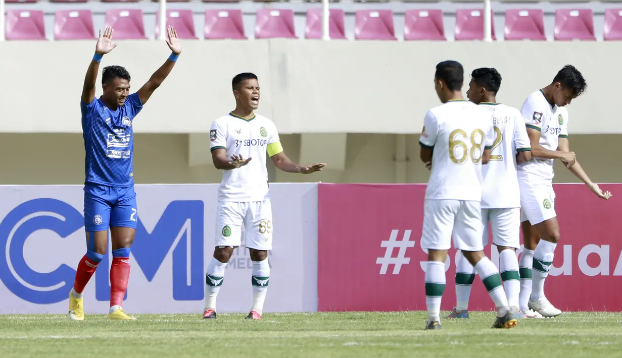 Striker Arema FC, Dedik Setiawan (kiri) saat menghadapi Persikabo 1973 dalam laga pembuka Piala Menpora 2021 di Stadion Manahan, Solo, Minggu (21/3/2021). Arema FC sementara tertinggal 0-1 dari Persikabo 1973. (Bola.com/M Iqbal Ichsan)