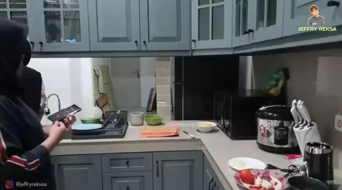 Potret Dapur Rumah Putri Delina, Desain American Classic dengan Sentuhan Tosca