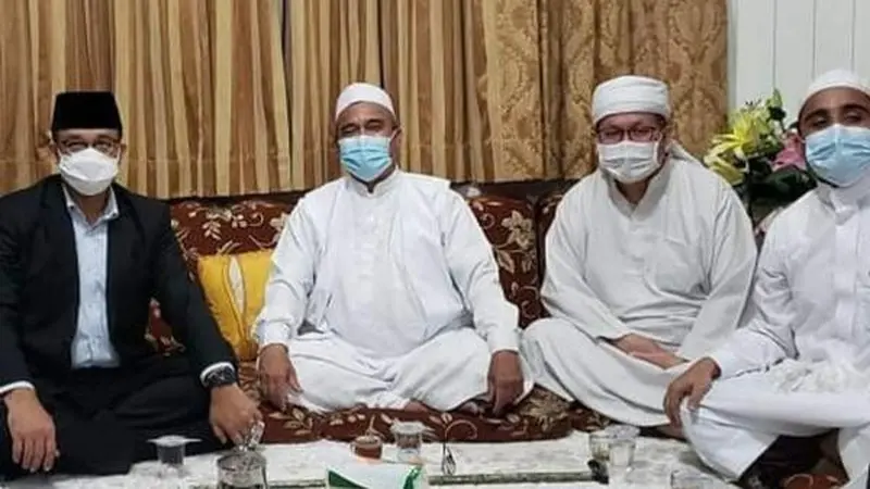 Gubernur DKI Anies Baswedan bertemu Rizieq Shihab di rumahnya, Selasa malam. (Foto: Istimewa/Twitter DPP FPI)