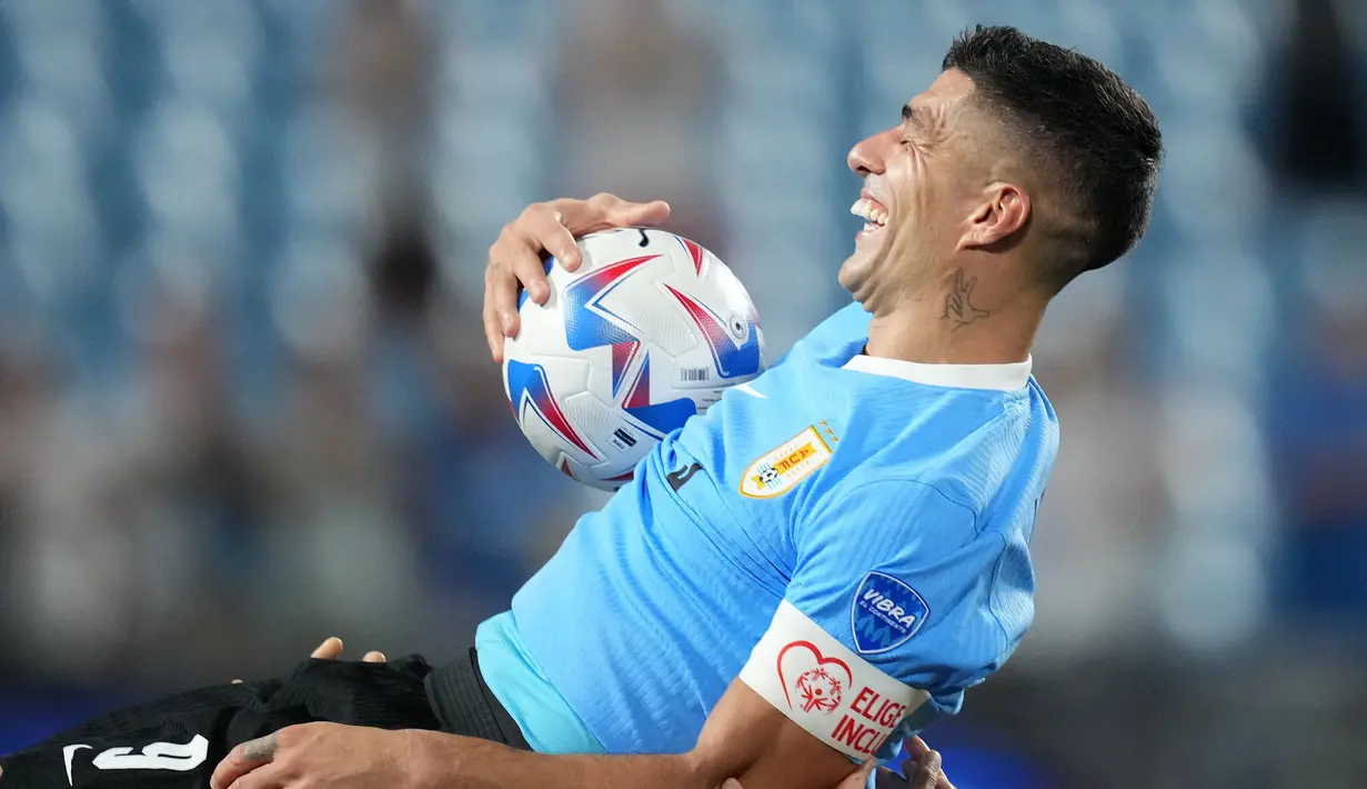 Pemain Uruguay, Luis Suarez merayakan kemenangan timnya atas Kanada pada laga perebutan peringkat ketiga Copa America 2024 di Bank of America Stadium, Charlotte, North Carolina, Minggu (14/07/2024). (AFP/Getty Images/Grant Halverson)